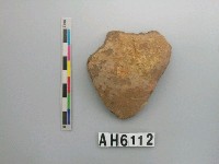 藏品(褐色夾砂陶片)的圖片